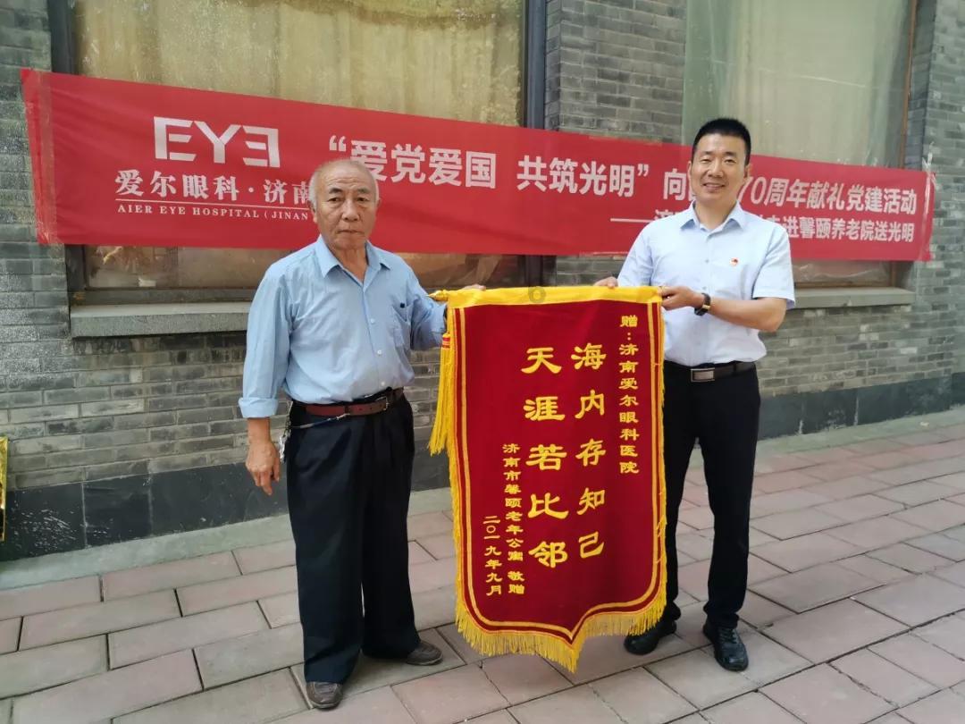 广州街头的无手画师